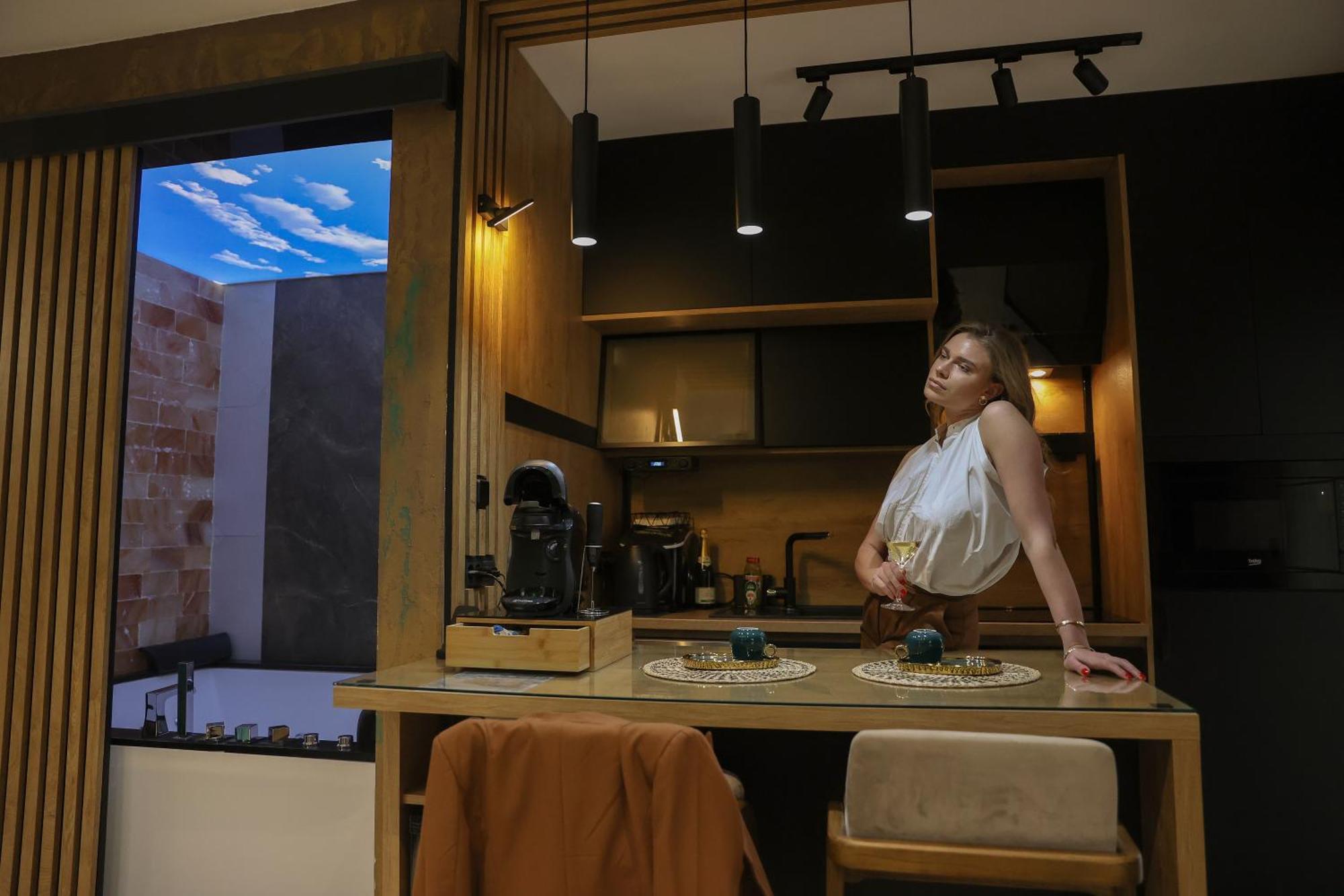 Design Apartment Platinium Spa Lux 5 Star "Havana" Completely Private Wellness & Spa Free Included Sauna & Jacuzzi & Salt Wall & Fire Place & 3D Ceilings & Business Wifi & Netflix & Keyless Code Entry & Full Smart App & Secure 2 Parking Place Ćuprija Esterno foto